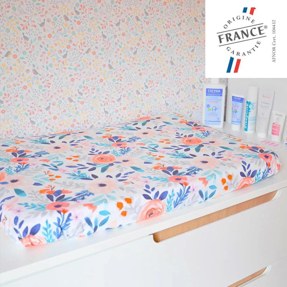 La housse de matelas à langer en situation, dans la chambre de bébé.