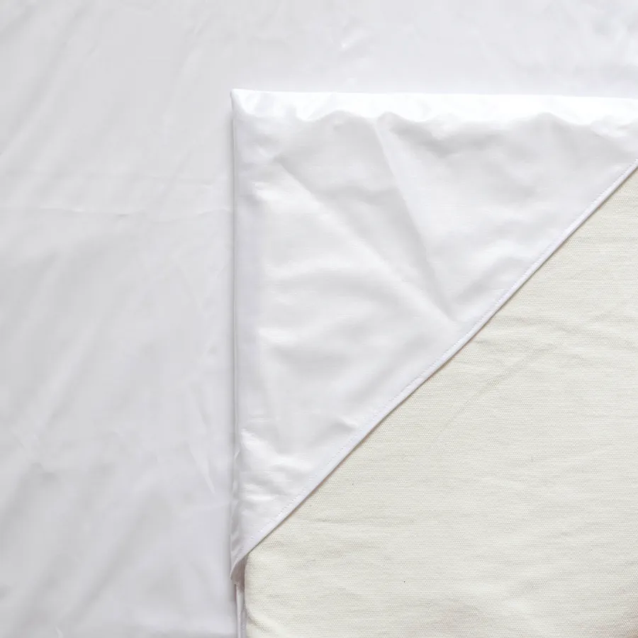 Insert imperméable blanc replié en triangle sur fond blanc