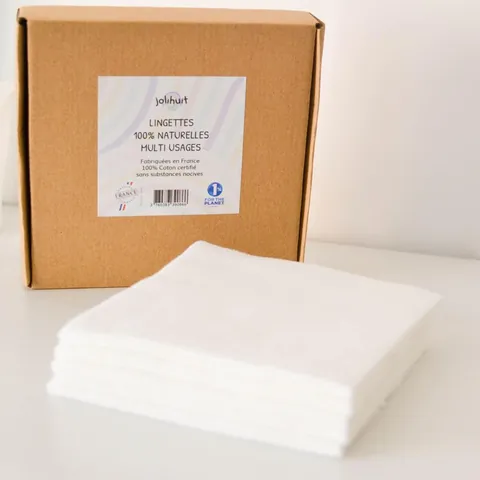 Boîte kraft des lingettes Jolihuit derrière une pile de lingettes blanches