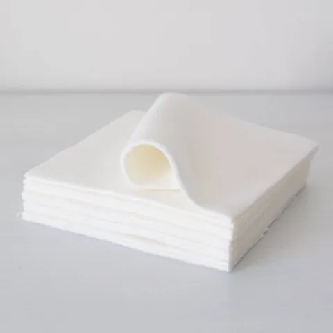 Pile de lingettes lavables Jolihuit en coton blanc, la première repliée sur elle-même