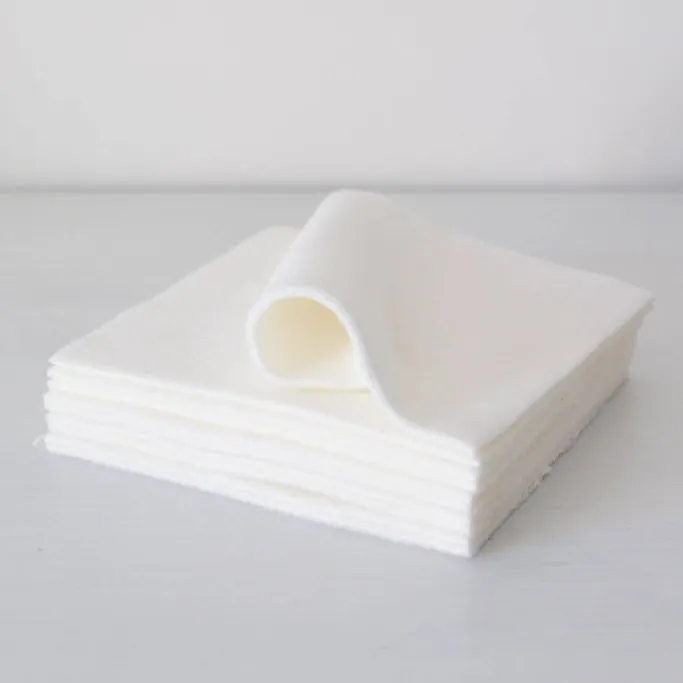 Pile de lingettes lavables Jolihuit en coton blanc, la première repliée sur elle-même