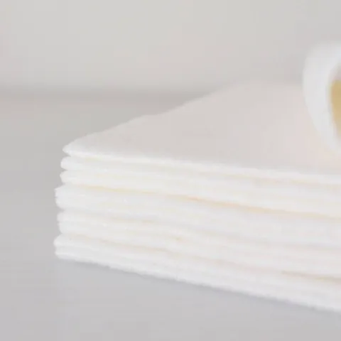 Pile de lingettes lavables vue de près : une seule épaisseur de coton par lingette