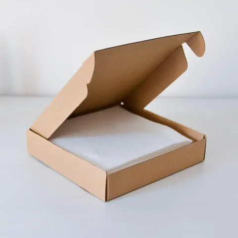 Boîte kraft ouverte, les lingettes lavables rangées à l'intérieur