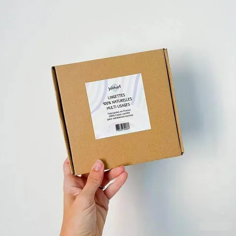 Main qui tient la boîte kraft des lingettes Jolihuit, 100 % naturelles, fabriquées en France