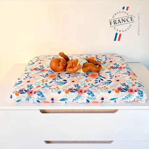 Poupon sur le matelas à langer Bouquet, grosses fleurs aquarelle, logo Origine France Garantie