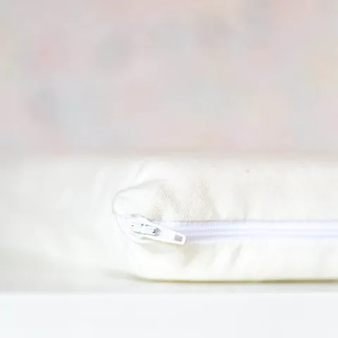 Gros plan sur la fermeture éclair de la housse écrue