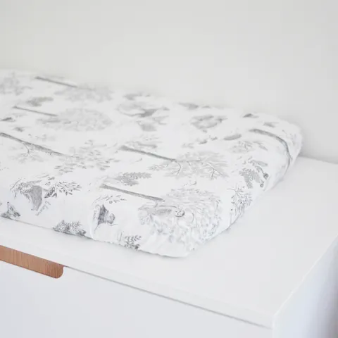 Matelas à langer Doux sous-bois seul vu de biais sur la commode