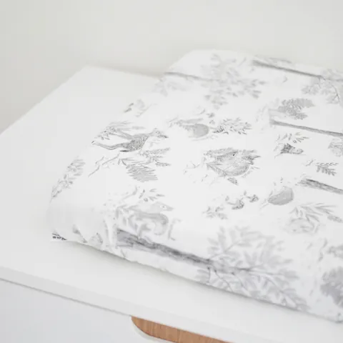 Housse Doux sous-bois pliée sur la commode