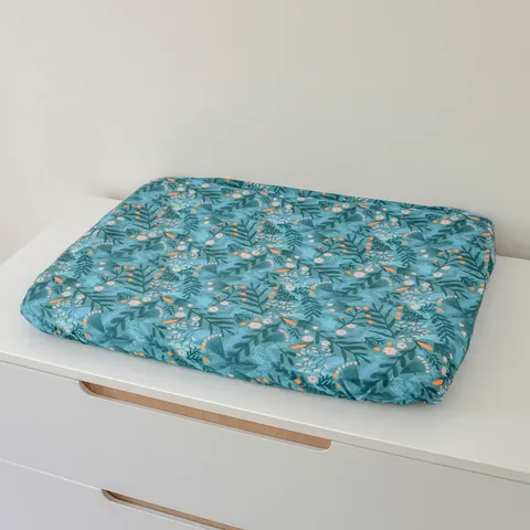 Matelas à langer Forêt magique seul vu de biais sur la commode