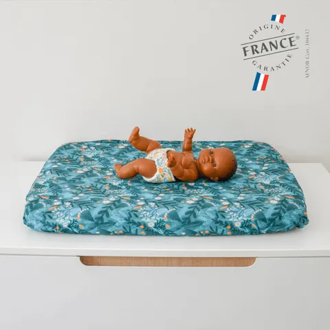 Poupon sur le matelas à langer Forêt magique, logo Origine France Garantie