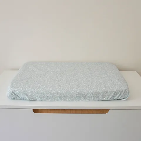 Matelas à langer Gabi vert d'eau seul sur la commode blanche
