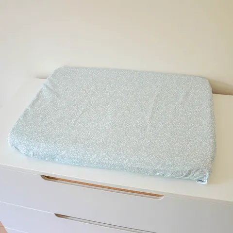 Matelas à langer Gabi seul vu de biais sur la commode