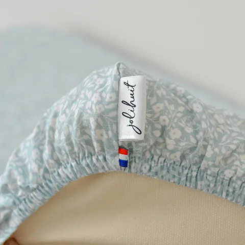 Angle élastiqué de la housse Gabi avec l'étiquette Jolihuit et le drapeau français