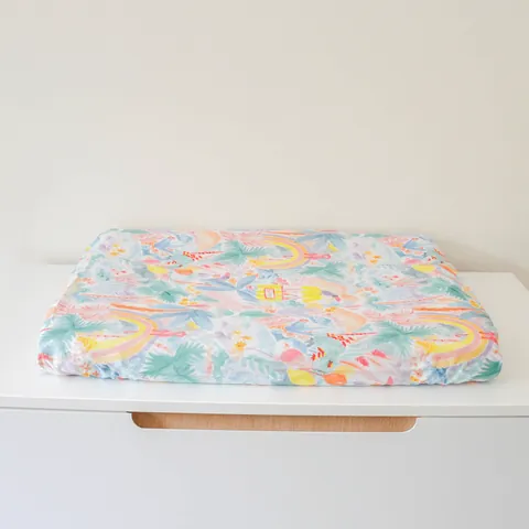 Matelas à langer Jungle pastel seul sur la commode blanche