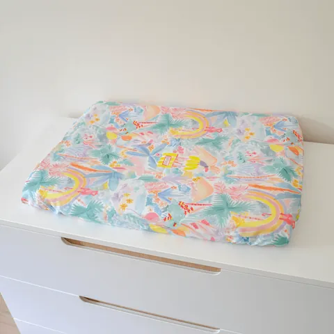 Matelas à langer Jungle pastel seul vu de biais sur la commode