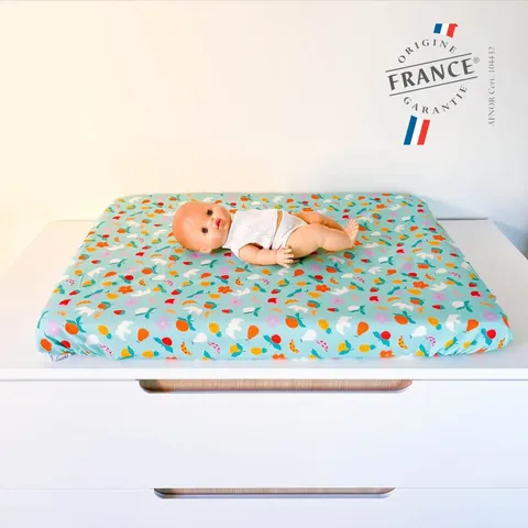 Poupon sur le matelas à langer Pique-nique vert d'eau à fruits, logo Origine France Garantie