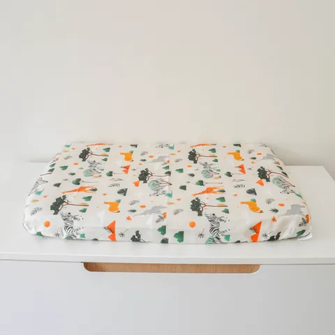Matelas à langer Savane seul sur la commode blanche