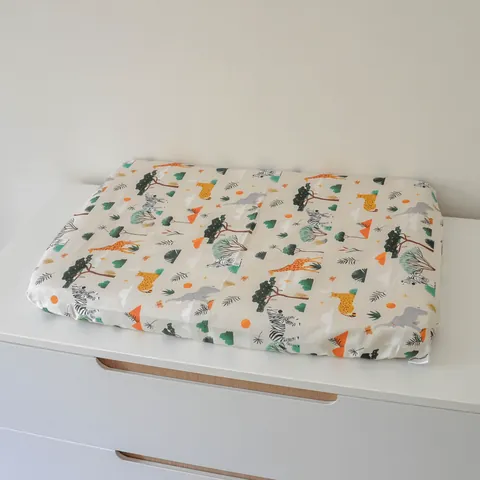 Matelas à langer Savane seul vu de biais sur la commode