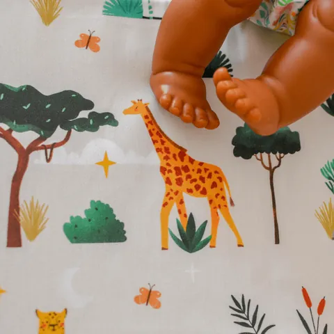Gros plan sur le tissu Savane, girafe et arbres, pieds du poupon