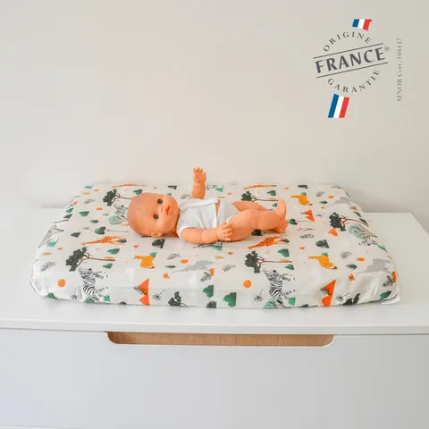Poupon sur le matelas à langer Savane, logo Origine France Garantie