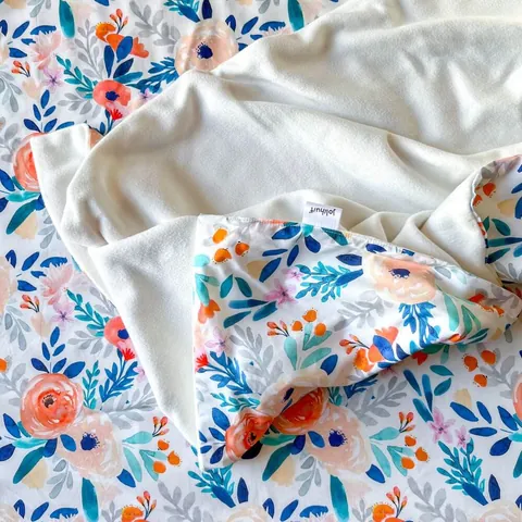 Couverture bouquet froissée sur sa doublure blanche, étiquette Jolihuit, gros plan