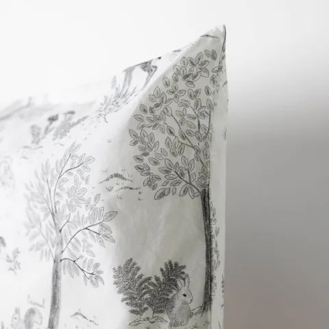 Coin de l'oreiller housse doux sous-bois, arbre et lapin dessinés, gros plan