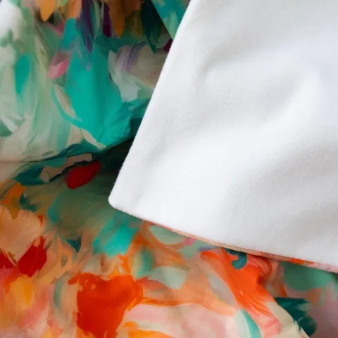 Couverture jardin et sa doublure blanche, gros plan