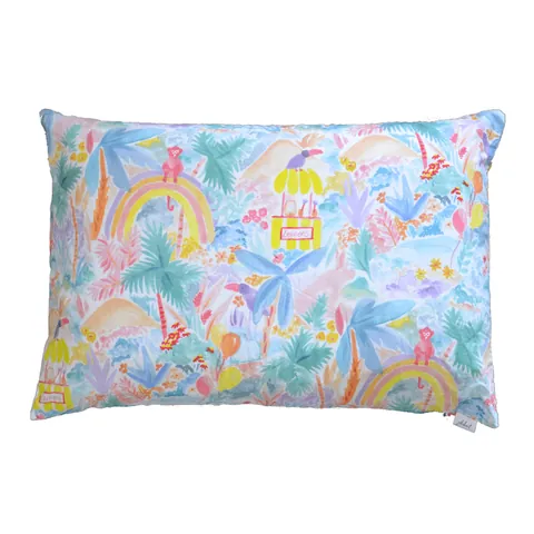 Oreiller housse jungle aquarelle pastel, arcs-en-ciel et singes, posé à plat sur fond blanc