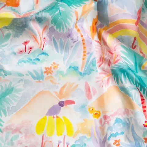 Couverture jungle aquarelle froissée, gros plan sur le toucan et les palmiers
