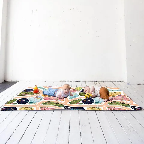 Deux bébés et leurs jouets sur la surhousse géante Croisée des mondes, plancher blanc, plan très large