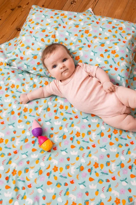 Bébé allongé sur le dos, la tête sur l'oreiller Pique-nique, vue de dessus verticale