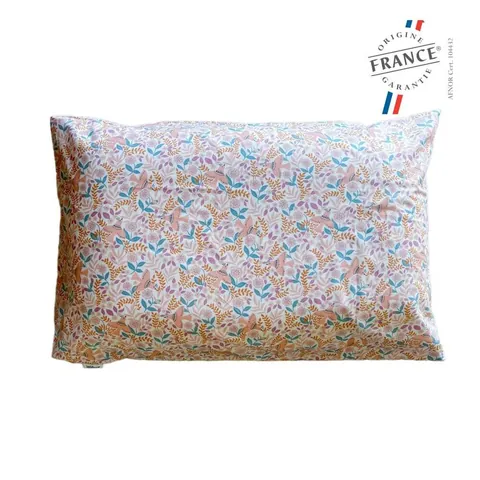 Oreiller housse rose poudré à petites fleurs et feuillages sur fond blanc, logo Origine France Garantie