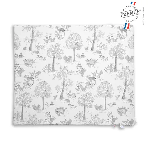 Le Tapis Magique imprimé Doux sous bois, à plat sur fond blanc, avec le logo Origine France Garantie.