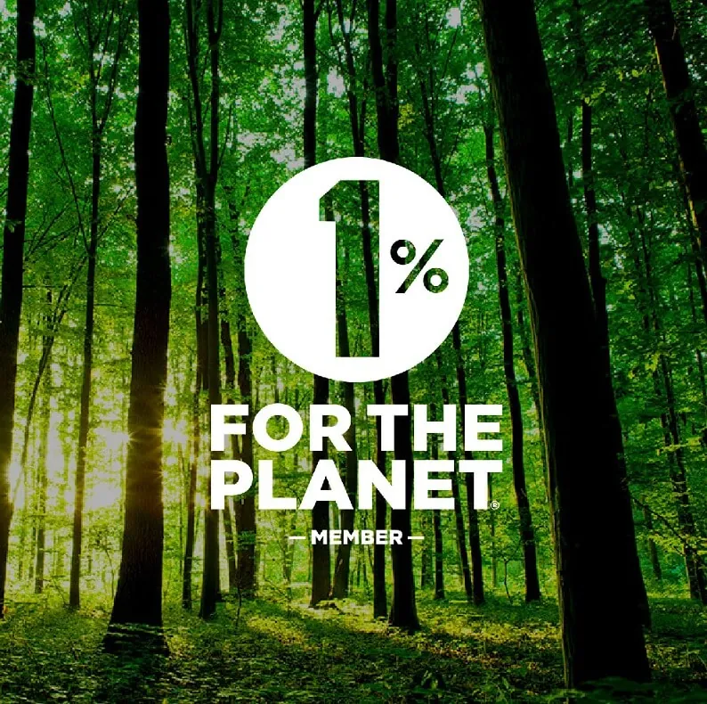Logo « 1% for the Planet, member » en blanc sur une forêt de grands arbres traversée par le soleil