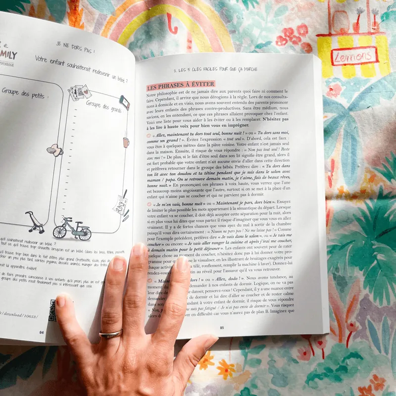 Le livre ouvert sur la page « Les phrases à éviter », posé sur un tissu imprimé coloré