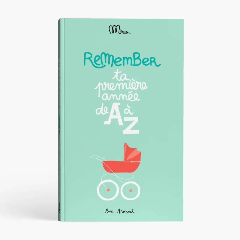 La couverture vert d'eau du cahier de naissance « Remember, ta première année de A à Z », illustrée d'un landau