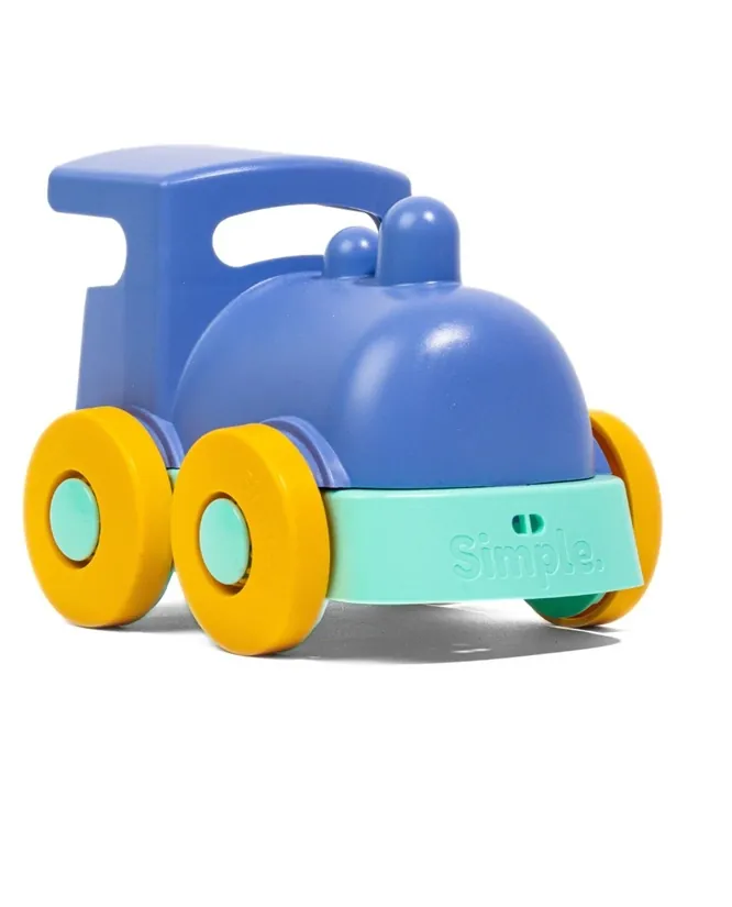 Une petite locomotive en plastique bleu aux roues jaunes, sur fond blanc