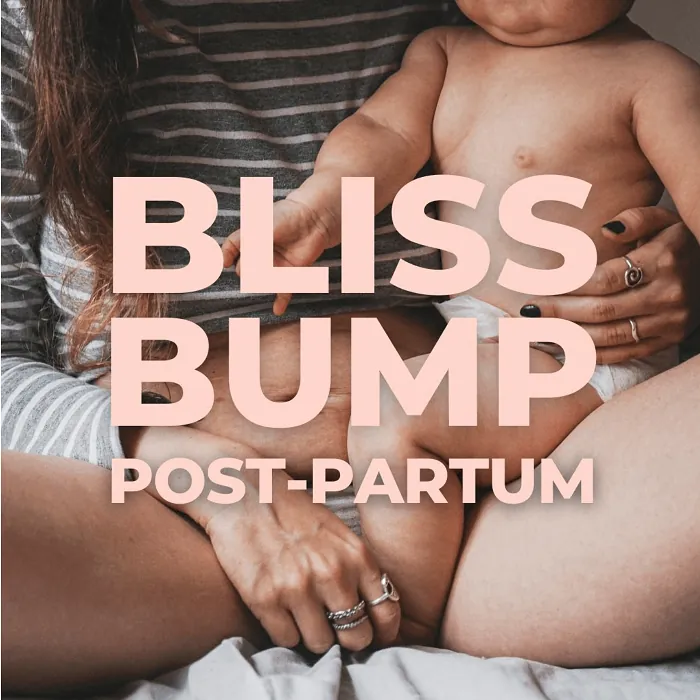 Visuel « Bliss Bump Post-Partum » en lettres roses sur la photo d'une mère qui tient son bébé contre elle