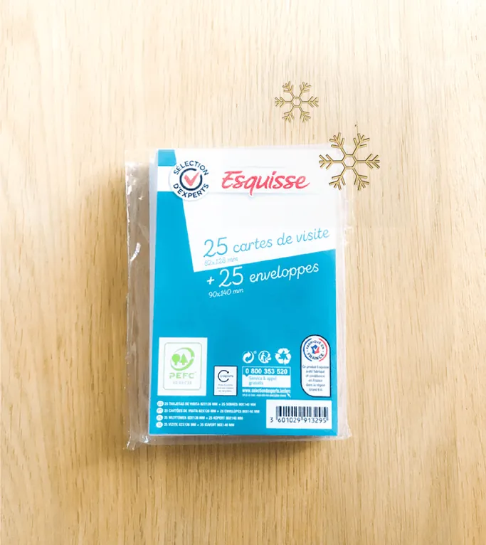 Un paquet de 25 cartes de visite et 25 enveloppes, posé sur une table en bois