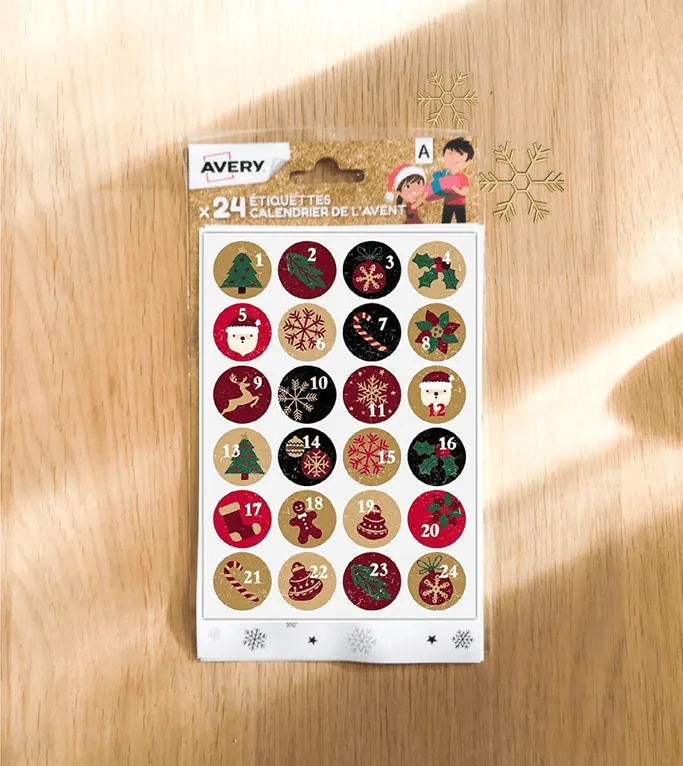 Une planche de 24 étiquettes rondes de calendrier de l'avent, numérotées et décorées de motifs de Noël