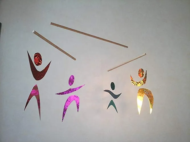 Le mobile des danseurs : des silhouettes de danseurs en papier brillant suspendues à des baguettes en bois