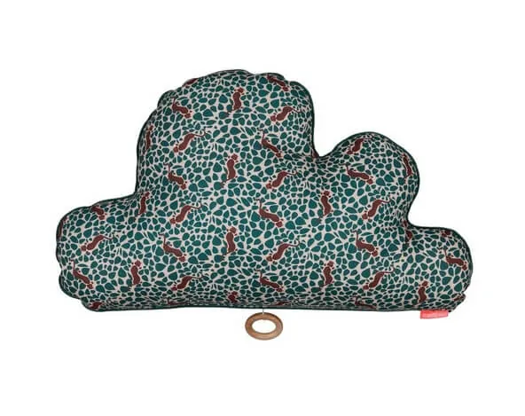 Un coussin musical Mellipou en forme de nuage, en tissu vert imprimé, avec son anneau en bois