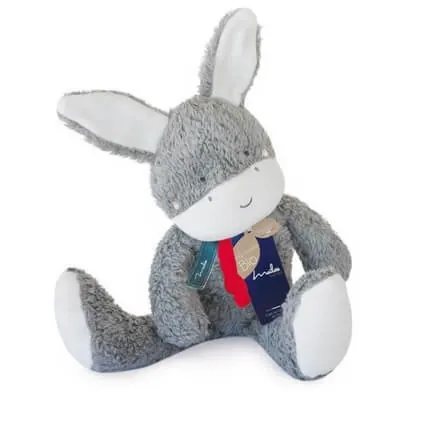Un doudou âne en peluche grise, assis, avec un foulard rouge et une étiquette Maïlou
