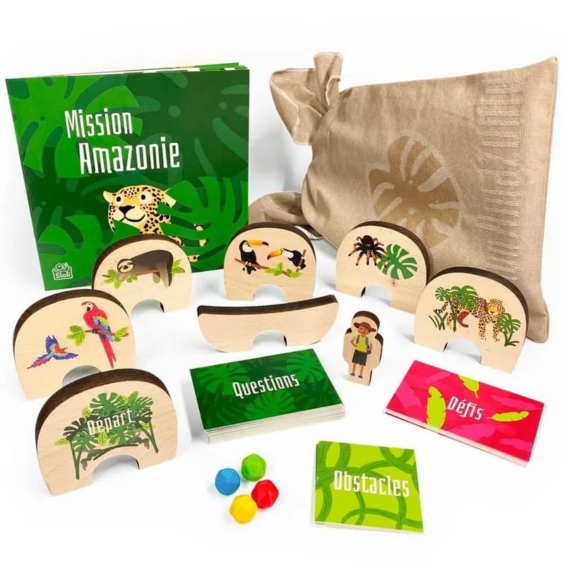 Le jeu Mission Amazonie de Sloli : livret, arches en bois illustrées d'animaux de la forêt, cartes, pions et sac en toile