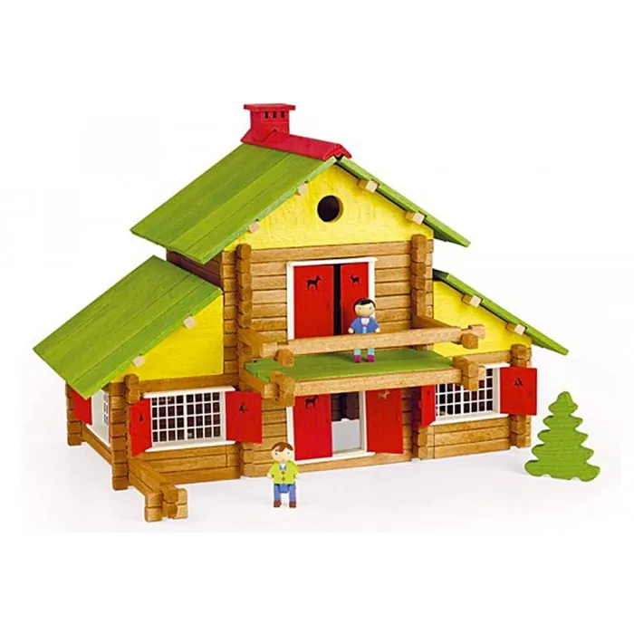 Un chalet en rondins de bois à construire, toit vert, façade jaune et volets rouges, avec deux petits personnages et un sapin