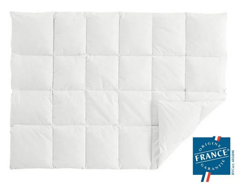 Une couette blanche matelassée à carreaux, avec le logo Origine France Garantie
