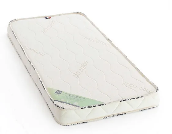Un matelas bébé blanc en coton bio, vu en biais sur fond blanc
