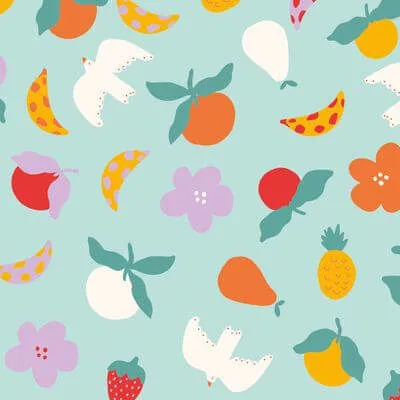 Un imprimé vert d'eau semé d'oranges, de poires, de bananes, de fraises, de fleurs mauves et de colombes blanches