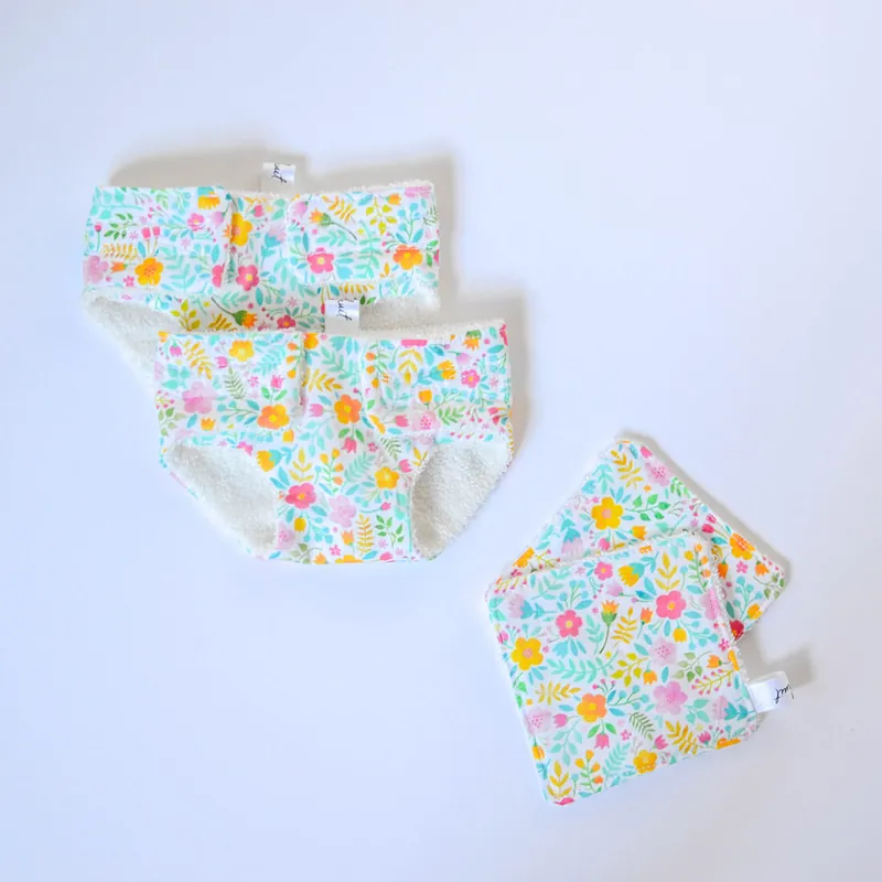 Deux couches et deux lingettes lavables pour poupon, en tissu imprimé de fleurs multicolores avec une doublure éponge blanche