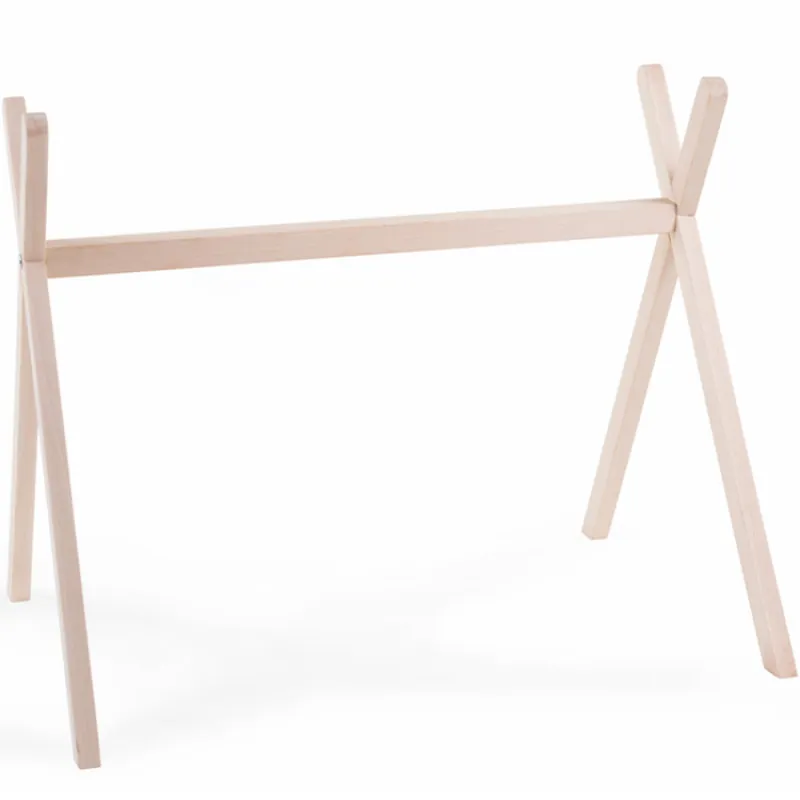 Une arche d'éveil en bois clair, seule, sur fond blanc